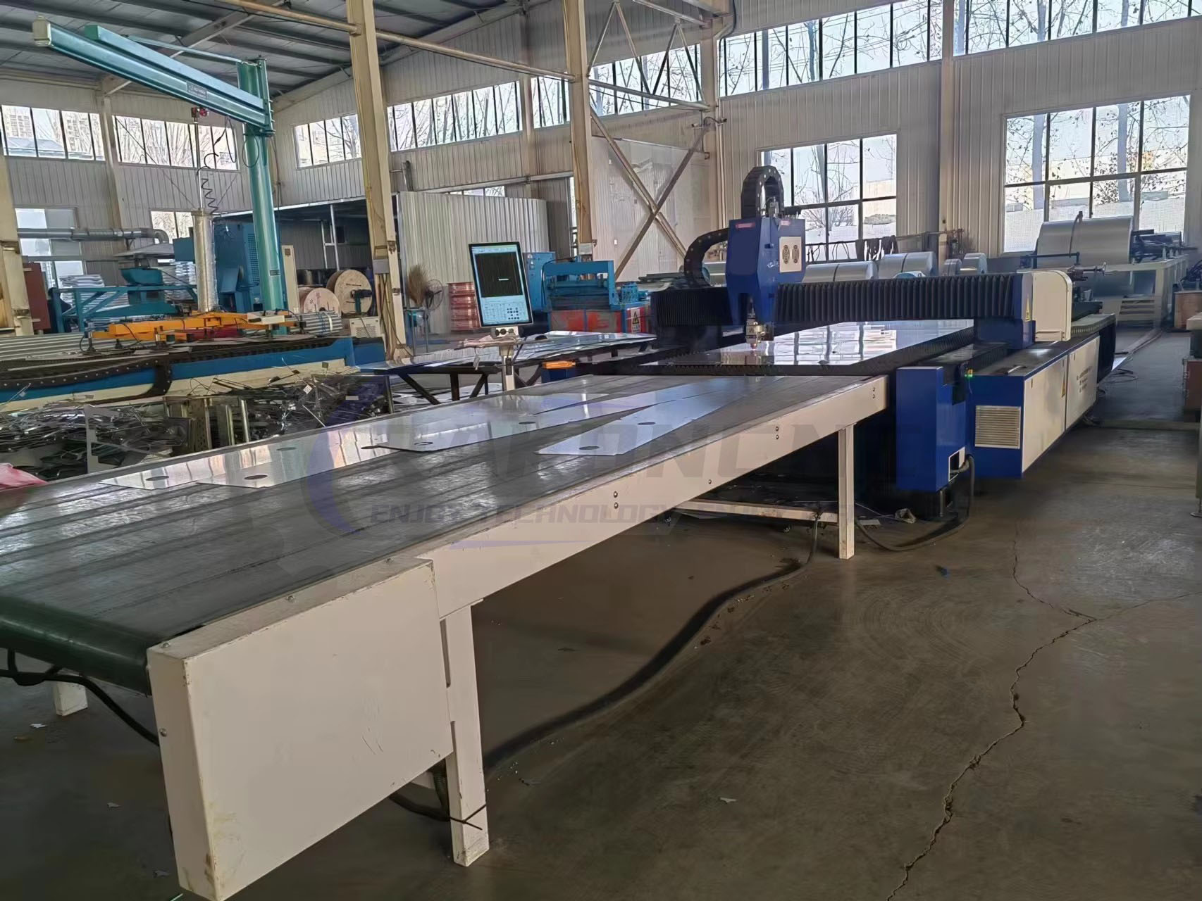 auto feeding table fiber laser cutting machine (2)[1].jpg