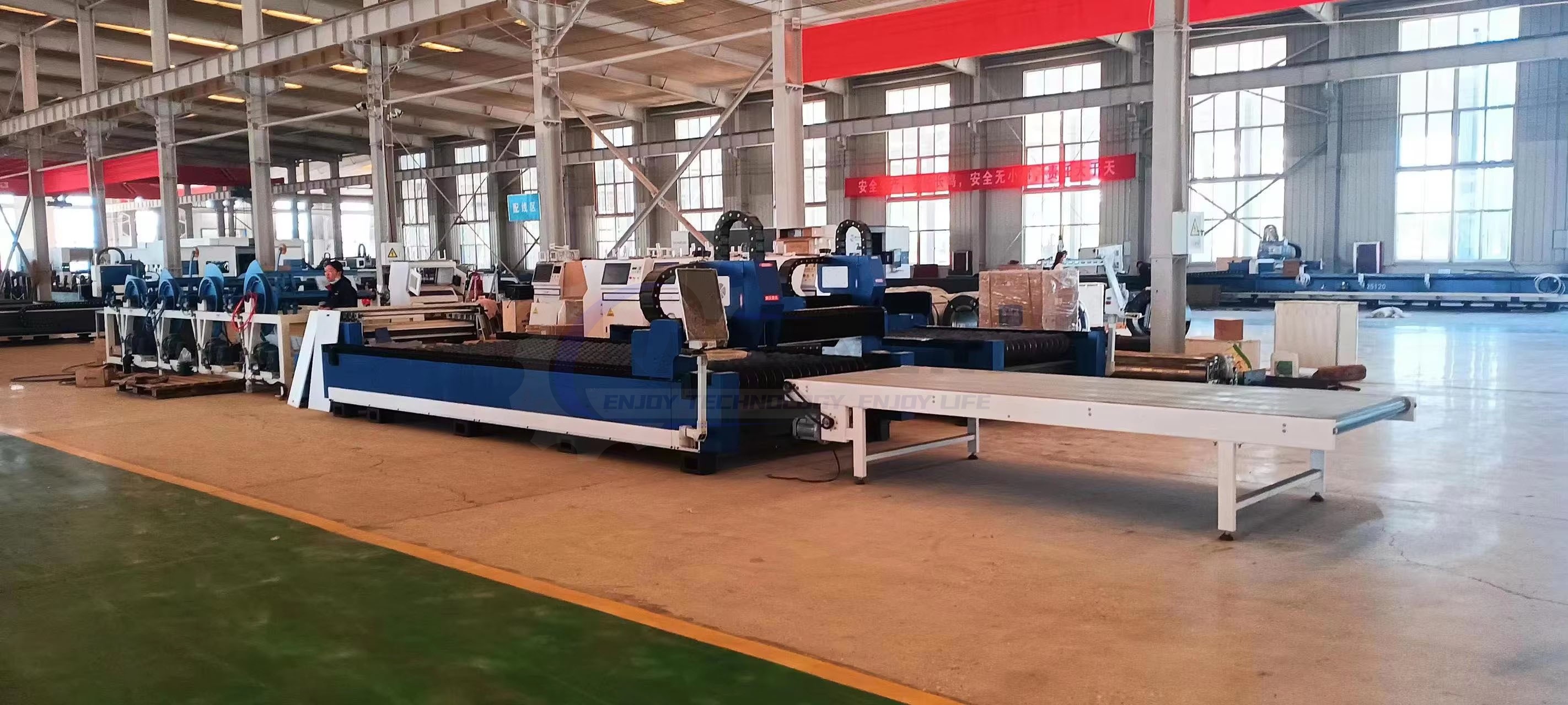 auto feeding table fiber laser cutting machine (1)[1].jpg
